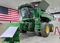 JOHN DEERMINI WITH COMPACT  MOUNT